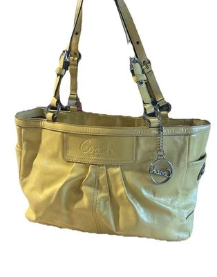 Bolso de mano Coach Gallery F13761 plisado de charol amarillo con Foto 1 de 4