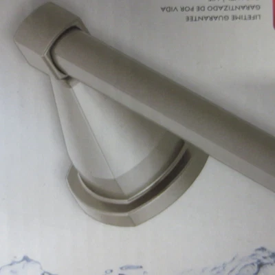 Mini toallero Delta Stryke 8", acero inoxidable Foto 1 de 3