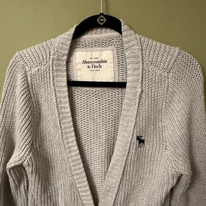 Cárdigan Suéter Abercrombie Fitch Gris Grueso Tejido Botón Frontal Talla L Logo Alce - Imagen 1 de 9