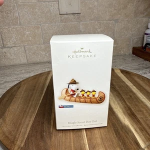 2008 Hallmark Keepsake Peanuts Beagle Boy Scout Day Out Canoe Ornament NEW - Picture 1 of 6