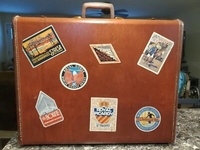 SAMSONITE SHWAYDER SUITCASE 24 英寸 X19 英寸 X7 #4937(世界各地)电影道具 — 第 1/4 张图片