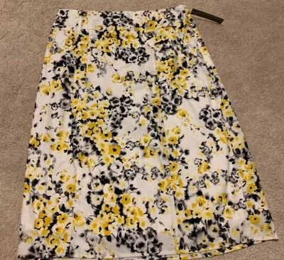 Gorgeous floral women’s skirt. NEW women size S. Flattering fabric - Image 1 of 4