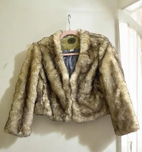 Urban Outfitters Idra Faux Fur Jacket Womens Size 6 Beige Cropped Cozy Coat - Picture 1 of 7