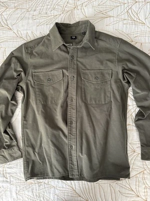 Camiseta Uniqlo Bolsillo Verde Abotonada Manga Larga Hombre Talla Pequeña’s Foto 1 de 4