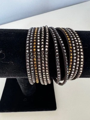 Pulsera de gamuza marrón Envoltura marrón y pedrería a presión en capas Foto 1 de 4