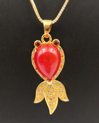 真红色玉髓玛瑙玉金鱼 18KGP 水钻吊坠项链 — 第 1/4 张图片