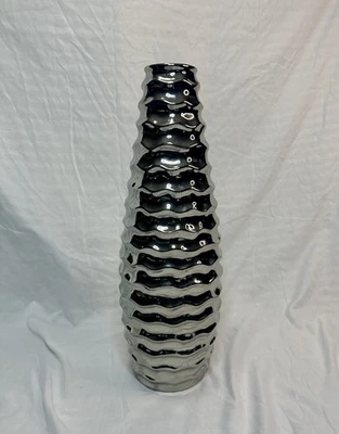 Высокая металлическая серебряная ваза с рябью — керамический современный декор - Изображение 1 из 2