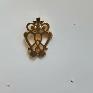 SÍMBOLO DE AMOR DORADO LUCKENBOOTH T812 metal EN INSIGNIA - Imagen 1 de 1