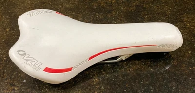 Sillín de Bicicleta Oval Concepts T500 135 x 260 mm, Rieles ChroMo, Blanco y Rojo Foto 1 de 4