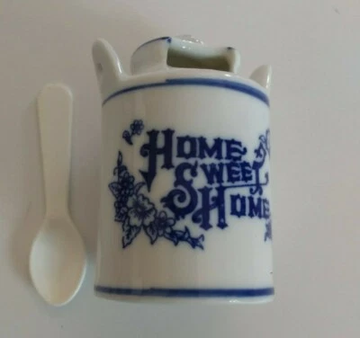 Home Sweet Home pequeño recipiente azul y blanco con cuchara de plástico pequeña Foto 1 de 4