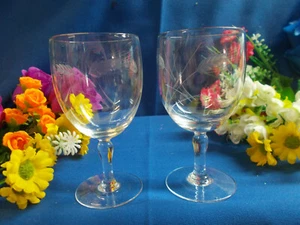 LOVELY CRYSTAL WINE GLASSES x 2 - ETCHED FLOWER DESIGN 200ml 13 cm H EXC # 260 - Picture 1 of 18