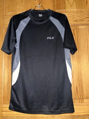 Camiseta Fila Hombre Talla Pequeña Secado Rápido Negra con Ribete Gris y Blanco Foto 1 de 4