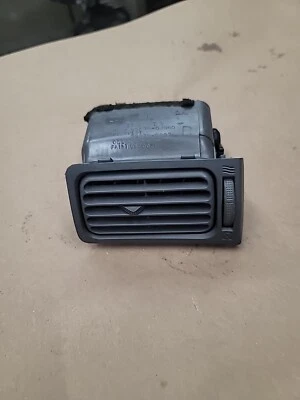 Toyota Corolla 2007 ventilación lateral derecha del tablero (bin 302) Foto 1 de 4
