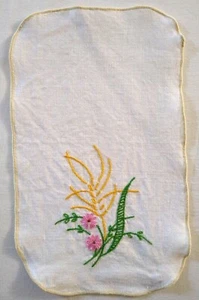 Tapete vintage hecho a mano flor rosa con borde amarillo y verde en amarillo - Imagen 1 de 6