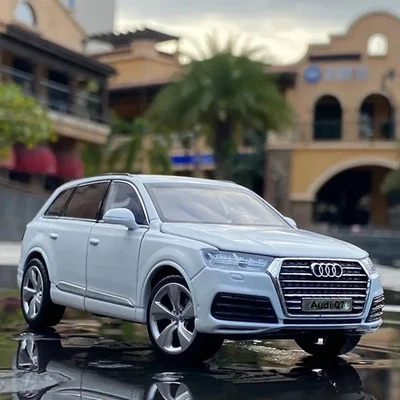 1:32 AUDI Q7 SUV Alloy Car Model Diecast Toy Vehicles Metal Sound and Light Gift - Image 1 of 4