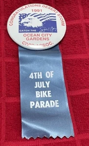 DE COLECCIÓN 1991 "FELICITACIONES TORMENTA DEL DESIERTO"/JARDINES BICICLETA DESFILE PIN INSIGNIA-RARO - Imagen 1 de 19