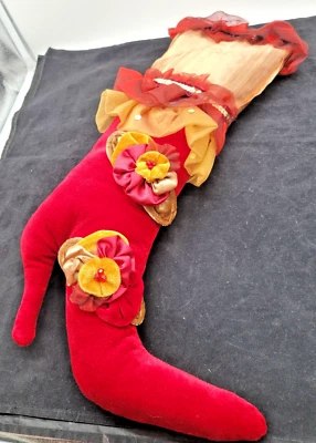 Medias navideñas vintage victorianas adornadas tacón alto zapato rojo y dorado Foto 1 de 4