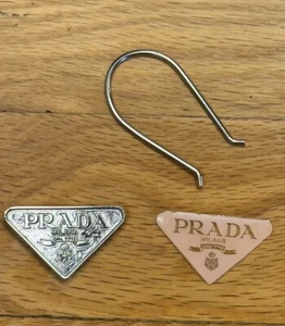 PRADA Schlüsselanhänger dreieckige Logo Platte silber/hellrosa W5 cm. Rosa Abdeckung ist aus - Bild 1 von 8