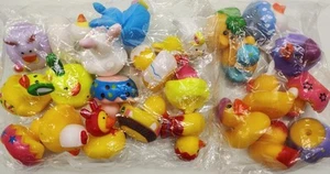 NEU Posten von 24 verschiedenen Gummi Enten Enten Verschiedene Mix Jeep Armaturenbrett Neu in Verpackung - Bild 1 von 4