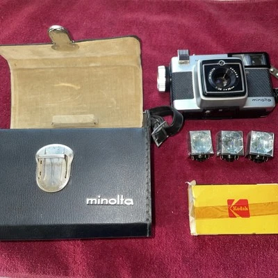 Cámara fotográfica Minolta AutoPak 800 de colección con estuche, película y cubos SIN PROBAR Foto 1 de 4