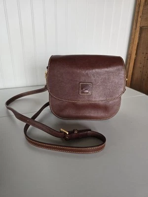 小号 Dooney & Bourke 栗色佛罗伦萨翻盖信使斜挎包钱包 — 第 1/4 张图片