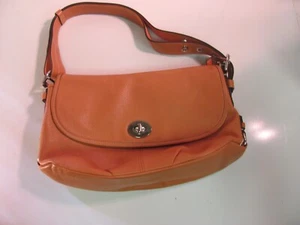 Coach Turn-lock Pebbled Leather Crossbody Flap Duffle F15170 Tangerine - Bild 1 von 14