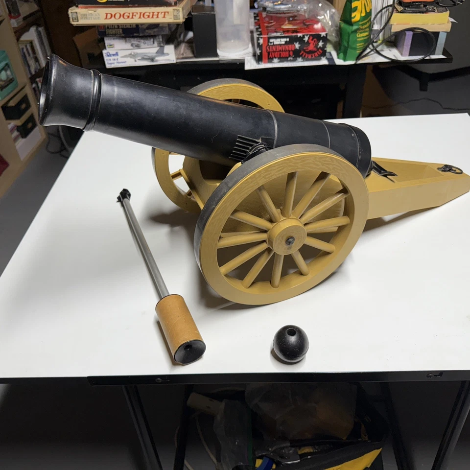 Johnny Reb 1961 Remco Cannon Civil War Rebel RARE VINTAGE + Plunger & Cannonball - Image 1 of 4