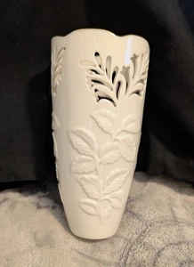 Lenox 7 Zoll Westbury Vase mit durchbrochenem Rosenblütenblatt - Bild 1 von 4