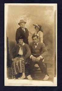 Postal RPPC de principios de 1900, cinco trajes y poses juguetones para adultos jóvenes - Imagen 1 de 2