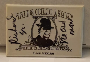 IMÁN FIRMADO PAWN STARS THE OLD MAN RICHARD HARRISON SR ORO Y PLATA LAS VEGAS - Imagen 1 de 2