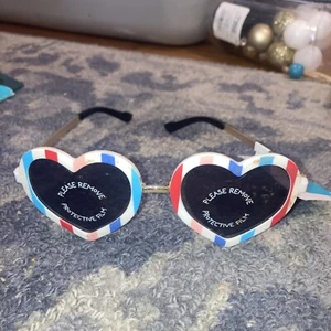 Girls Kids Size Heart Shape Fun Print Plastic Sunglasses - Picture 1 of 2