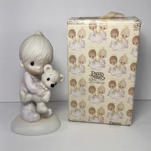 Figura de niño y oso de peluche 1978 “Jesús me ama” Precious Moments de colección con caja - Imagen 1 de 7