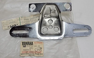 NUEVO Soporte de matrícula de luz trasera genuino Yamaha cromado XS1100S Virago 920 OEM Foto 1 de 4