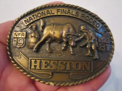 Hebilla de cinturón de rodeo Hesston National Finals 1981 - 3 1/2" X 2 1/2" - GW-8 Foto 1 de 2