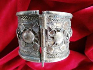 Antichissimo bracciale a schiava in lega di argento, artigianato tribale berbero - Foto 1 di 1