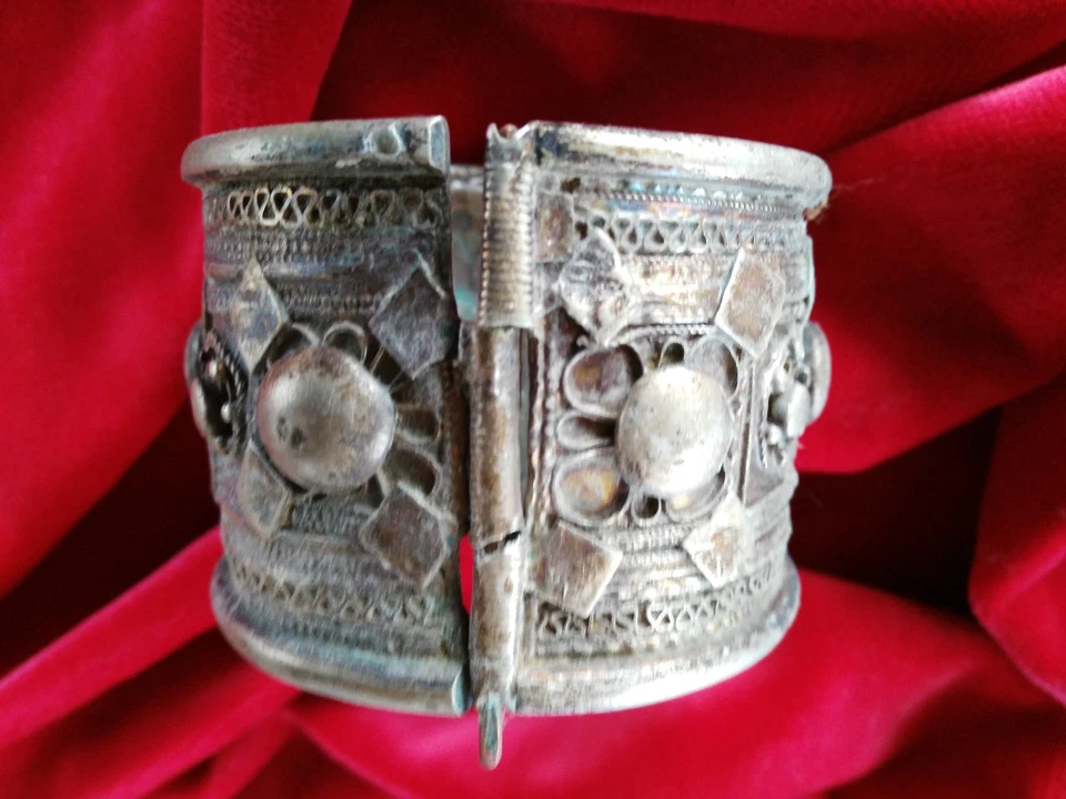 Antichissimo bracciale a schiava in lega di argento, artigianato tribale berbero - Immagine 1 di 1