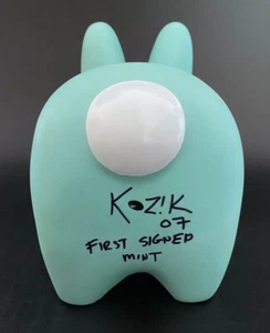 Frank Kozik 1er FIRMADO Kidrobot 10" Como Nuevo Smorkin Labbit INSC AUTOGRAFIADO LE 400 - Imagen 1 de 9