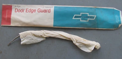 NUEVO DE LOTE 1971-1977 CHEVROLET VEGA GT 2 PUERTAS GM JUEGO DE PROTECTORES DE BORDE DE PUERTA 994071 Foto 1 de 2