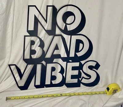 Sin malas vibraciones - Arte de pared de metal / decoración / letrero, colgante de pared de metal Foto 1 de 4