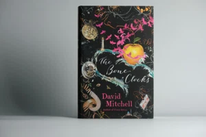 The Bone Clocks by David Mitchell First Edition Hardcover. - Bild 1 von 6