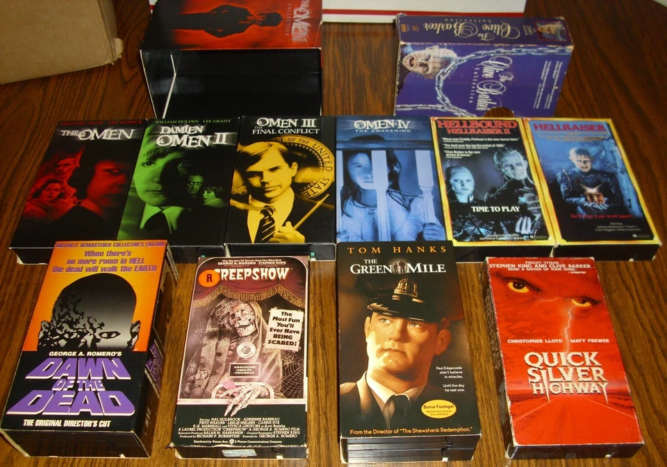 VHS Horror Set Lot of 12 Tapes Omen Box George Romero Clive Barker Stephen King Foto 1 de 4