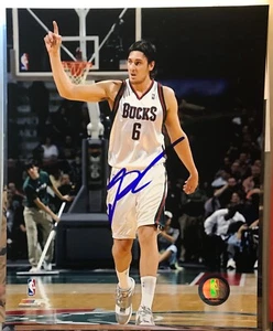 Milwaukee Bucks #6 Andrew Bogut Autographed Rookie 8x10 Color Action Photo - Picture 1 of 1