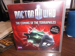 Doctor Who Coming of The Terraphiles (2010) by Michael Moorcock BBC AudioGo 9 CD - Foto 1 di 3