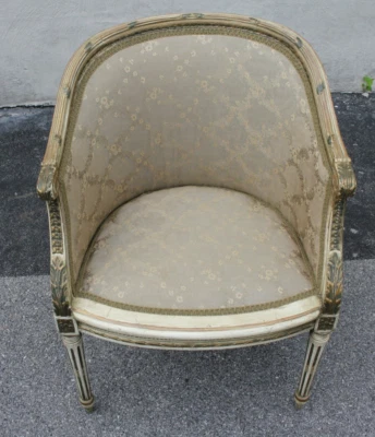 Silla tallada francesa estilo Luis XVI pintada a mano, tapicería nueva Foto 1 de 4