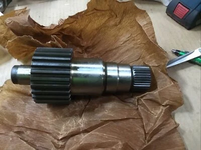 Nos Ford Tractor C7NN-7061-A output Shaft - Image 1 of 4
