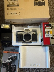 Canon AE-1 fotocamera reflex pellicola 35 mm "SOLO CORPO" con cinturino, scatola e flash Sunpak  - Foto 1 di 10