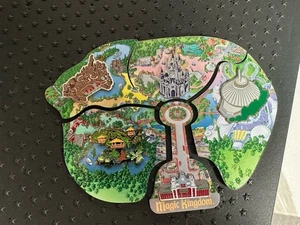 Juego de 5 prendedores Disney Magic Kingdom - Mapa Atlas - Puzzle de miembro del elenco - Imagen 1 de 11
