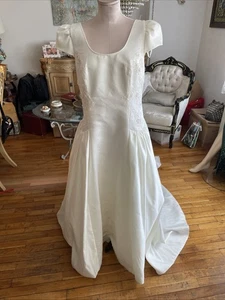 #155 Detailed Sz 14 Modern style Wedding Gown Sz 14 Long Train W Veil. - Picture 1 of 19
