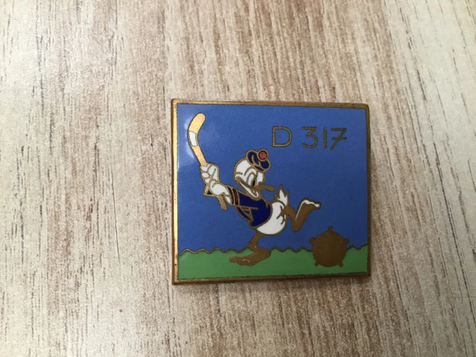 INSIGNE MARINE.  DRAGUEUR 317            AUGIS LYON.  PAR AUT DE WALT DISNEY - Photo 1/2