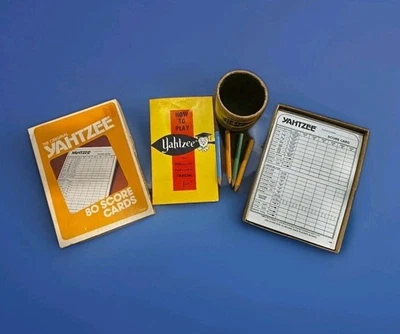 Vintage 1980 Yahtzee com Copo Agitador de Dados Estampa de Couro Lata Anos 1950/1960 - Imagem 1 de 4